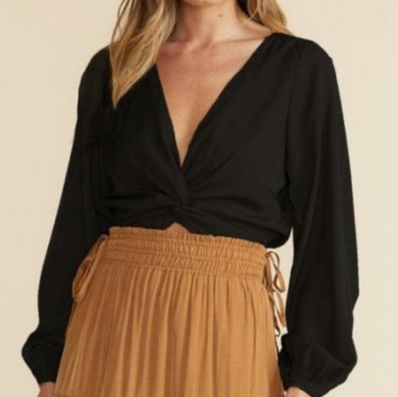 NWT MinkPink Harper Twist Blouse in black, Sz Small, cropped, long sleeve v-neck - Picture 2 of 12